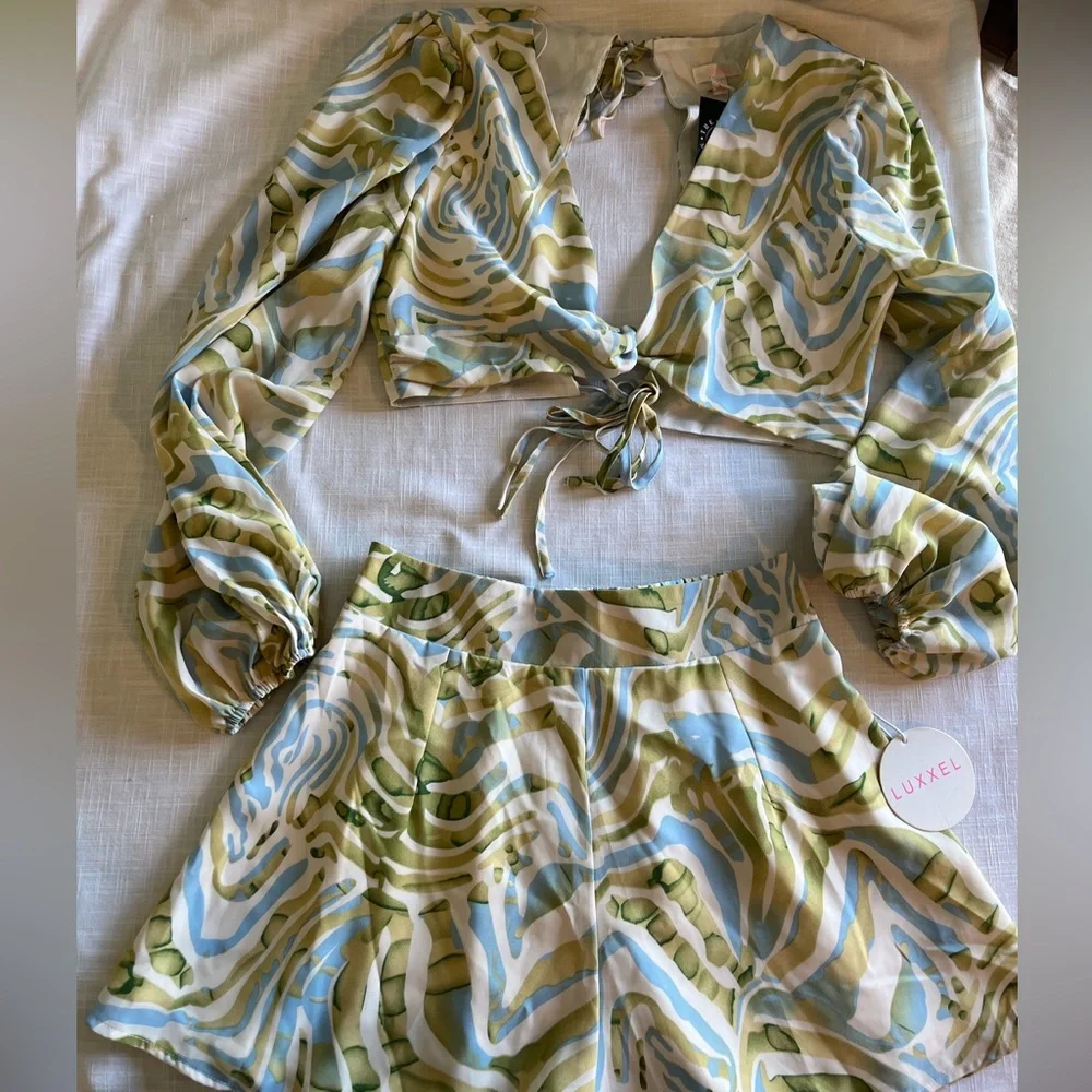 SET Flowy long sleeve crop top open back & matching shorts. Resort wear NWT - Picture 3 of 6